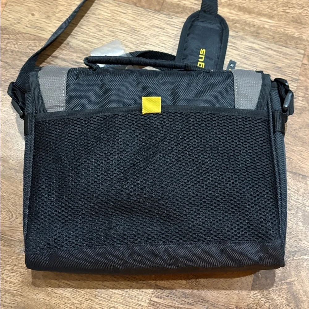 TARGUS BLACK & GREY SMALL MESSENGER BAG, CITY PERSONAL BAG, TABLET BAG